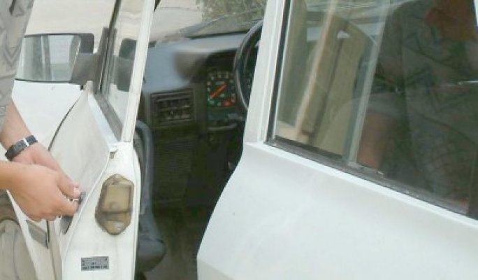 Minor de 13 ani, spărgător de maşini: are pe puţin 4 fapte la activ